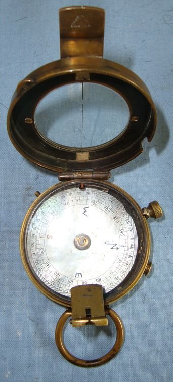 Cased, WW1 Era British Officer\'s Military Marching Compass by Francis Barker & Son, London with WW1 Era Brown Leather Case marked \'WBD\'. Sn 10635. Cased, WW1 Era British Officer's Military Marching Compass by Francis Barker & Son, London with WW1 Era Brown Leather Case marked 'WBD'. Sn 10635.  Antique & Militaria