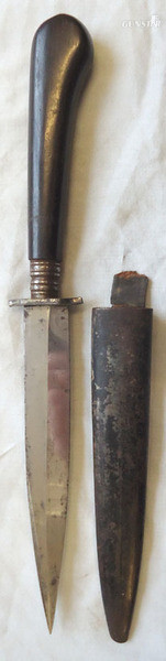 German WW1 Fighting/Trench Knife and Scabbard. ED 881. Dagger in 