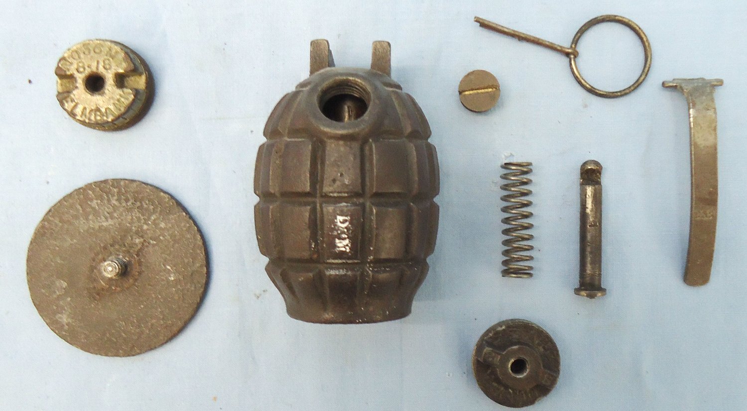  INERT DEACTIVATED. WW1 1918 Dated Mills No.36M MK1, Hand Grenade With Grenade Launching Adaptor Plate by Elmbank Foundry, Glasgow. Sn - 21517 INERT DEACTIVATED. WW1 1918 Dated Mills No.36M MK1, Hand Grenade With Grenade Launching Adaptor Plate by Elmbank Foundry, Glasgow. Sn - 21517  Other Ammunition