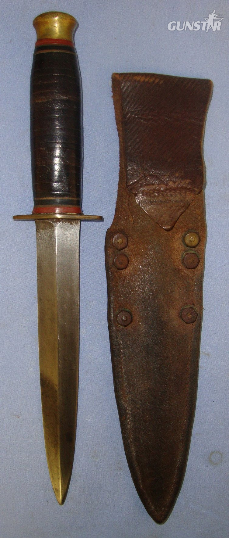  WW2 British Soldier’s Private Purchase Taylor Sheffield ‘Eye Witness’ Trademark F.S. Style Fighting Knife/Dagger & Scabbard Made From 1939 Pattern Leather. Sn 22998 Knive