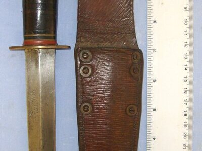 WW2 British Soldier’s Private Purchase Taylor Sheffield ‘Eye Witness’ Trademark F.S. Style Fighting Knife/Dagger & Scabbard Made From 1939 Pattern Leather. Sn 22998 Knive