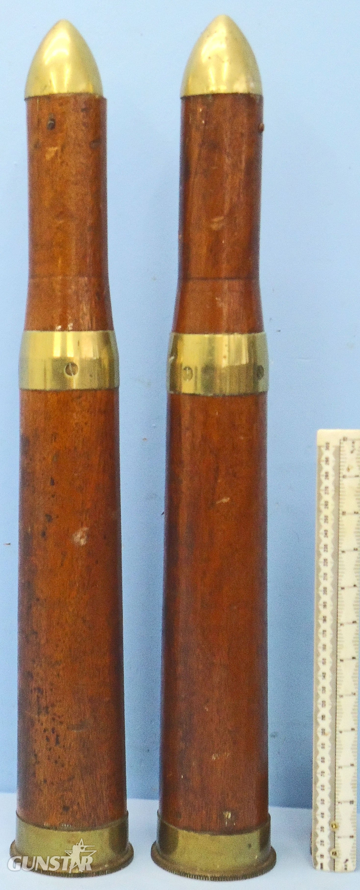 DEACTIVATED INERT. PAIR of WW2 British 1942 Dated 6pr7cwt (57x441R) Tank and Anti-Tank Gun Wood And Brass Drill Rounds. - 23301 DEACTIVATED INERT. PAIR of WW2 British 1942 Dated 6pr7cwt (57x441R) Tank and Anti-Tank Gun Wood And Brass Drill Rounds. - 23301 Various Other Ammunition - {CATEGORY} in 
