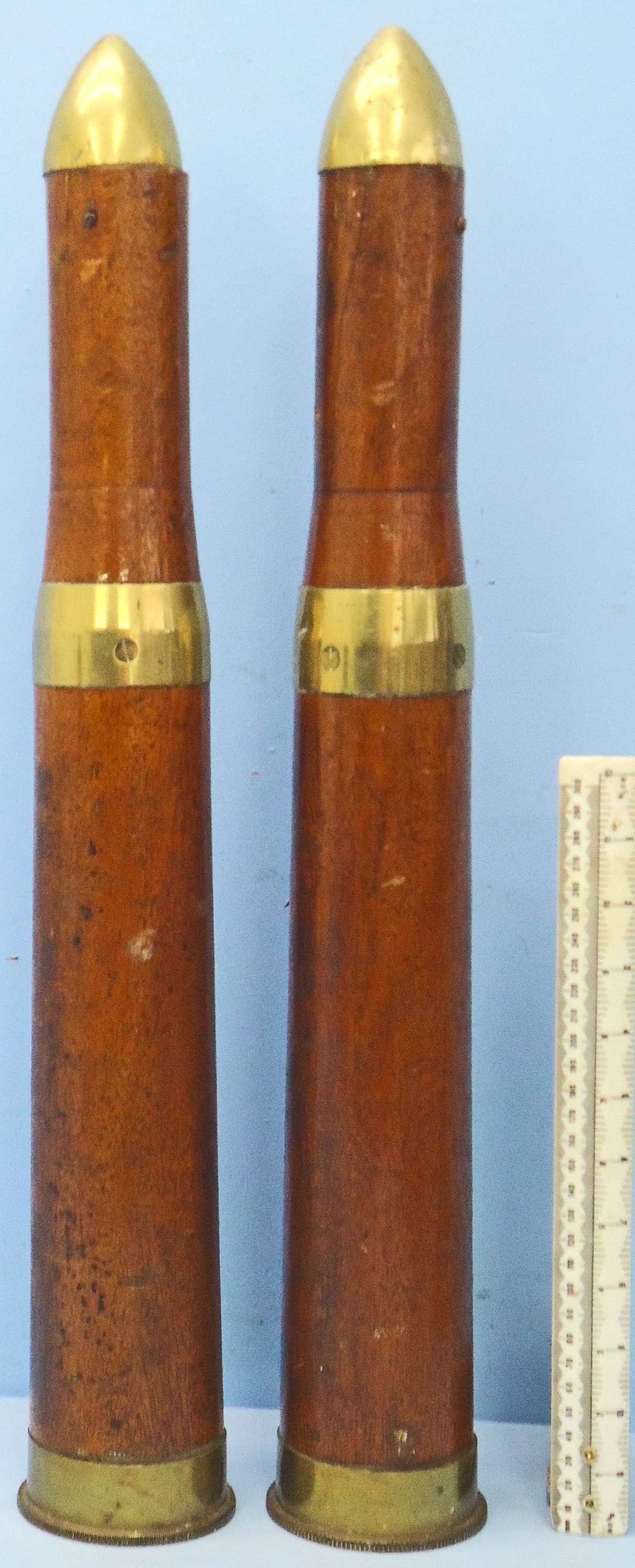 DEACTIVATED INERT. PAIR of WW2 British 1942 Dated 6pr7cwt (57x441R) Tank and Anti-Tank Gun Wood And Brass Drill Rounds. - 23301 DEACTIVATED INERT. PAIR of WW2 British 1942 Dated 6pr7cwt (57x441R) Tank and Anti-Tank Gun Wood And Brass Drill Rounds. - 23301 Various Other Ammunition - {CATEGORY} in 