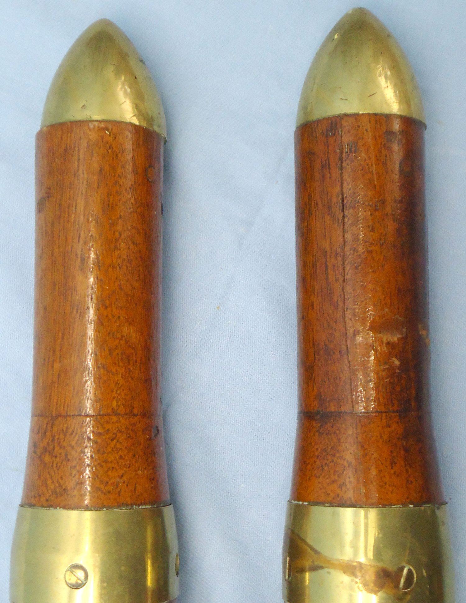 DEACTIVATED INERT. PAIR of WW2 British 1942 Dated 6pr7cwt (57x441R) Tank and Anti-Tank Gun Wood And Brass Drill Rounds. - 23301 DEACTIVATED INERT. PAIR of WW2 British 1942 Dated 6pr7cwt (57x441R) Tank and Anti-Tank Gun Wood And Brass Drill Rounds. - 23301 Various Other Ammunition - {CATEGORY}