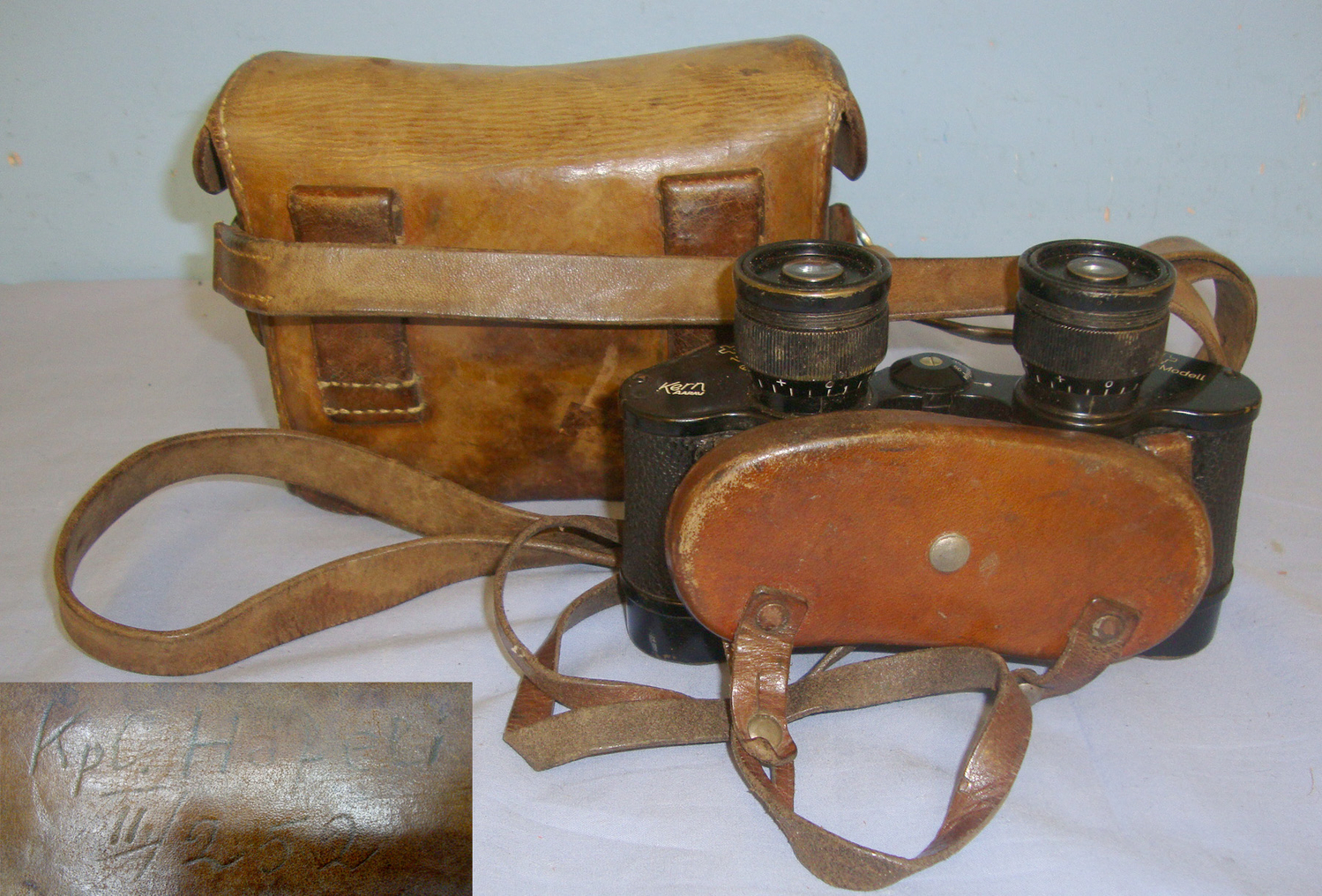  Cased, WW2 1941 Swiss Armee-Modell Kern Of ARRAU 6X24 Magnification Binoculars With Eye Piece Protector Cover, Leather Neck Strap, Uniform Attachment Tab & Correct Swiss Made Leather Case Inscribed ‘Kpt (Nazi German Kriegsmarine Kapitän ) Halfri 11/252  Sight & Optic