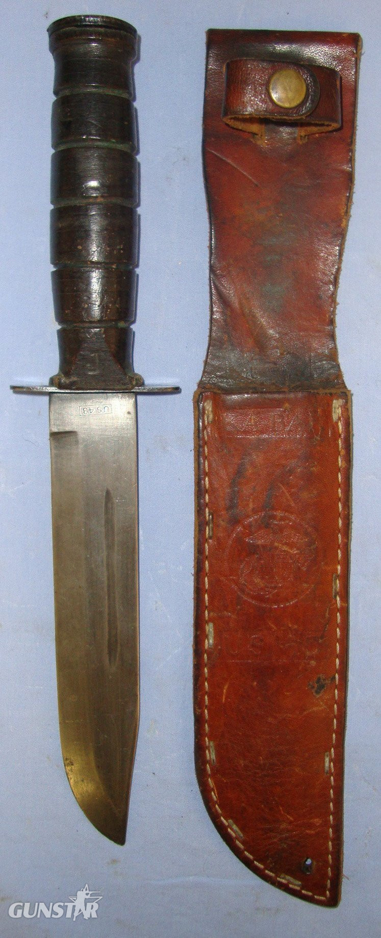 WW2 1943 US Army Ka-Bar Fighting Knife With Original USMC (United States Marine Corps) Leather Scabbard. ED 3031 Knive in 