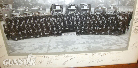  Group Photograph Of The Personnel & Vehicles Of Hendon (London) Rescue Service B Original Large Framed Group Photograph Of The Personnel & Vehicles Of Hendon (Lo Other Accessory
