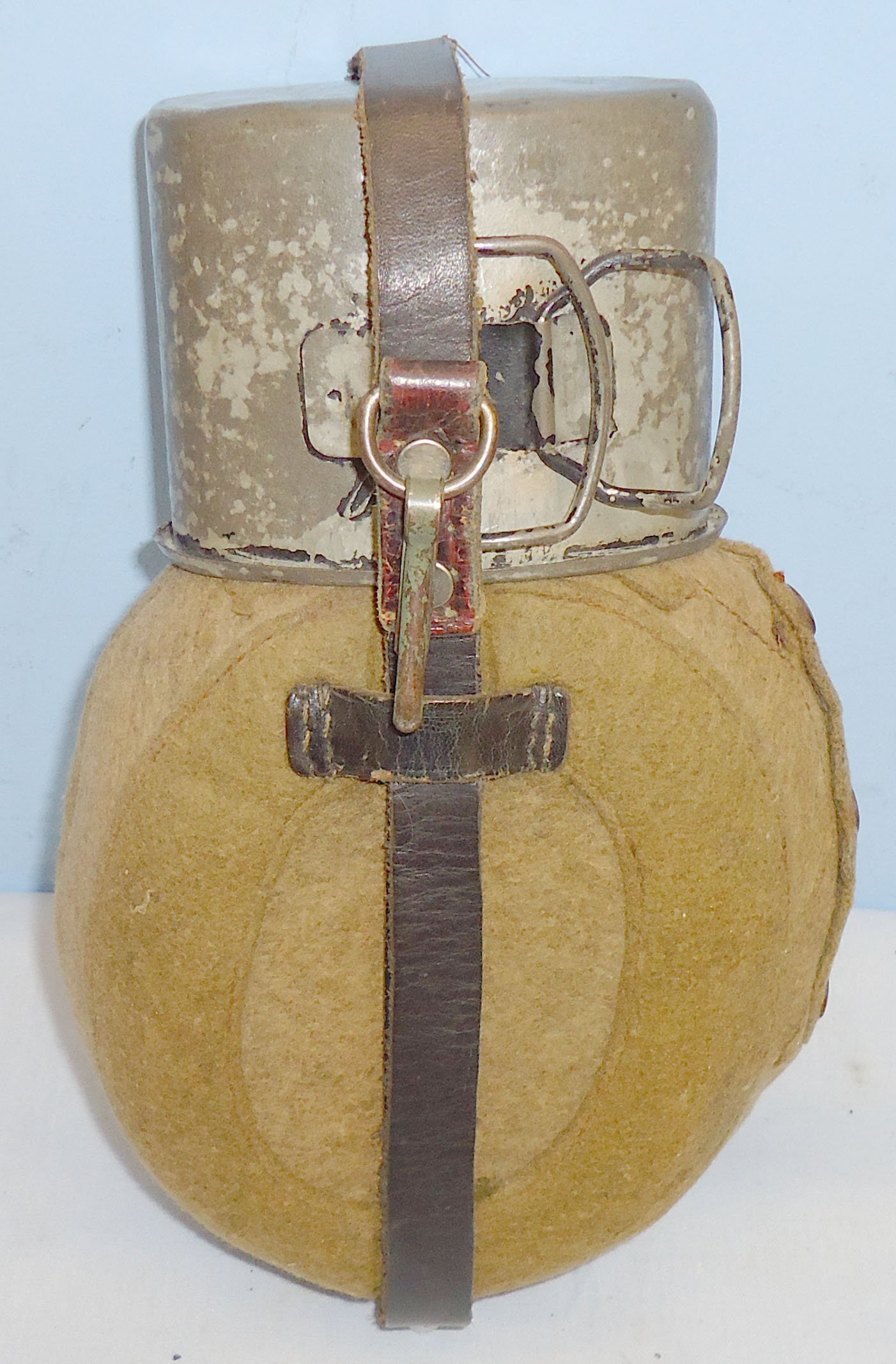  Dated 1941 German M31 Tropical Canteen ‘Labelflasche’ RF41 by Maker Rudolf Fissler. MISC 1019. Dated 1941 German M31 Tropical Canteen ‘Labelflasche’ RF41 by Maker Rudolf Fissler. MISC 1019.   Antique & Militaria