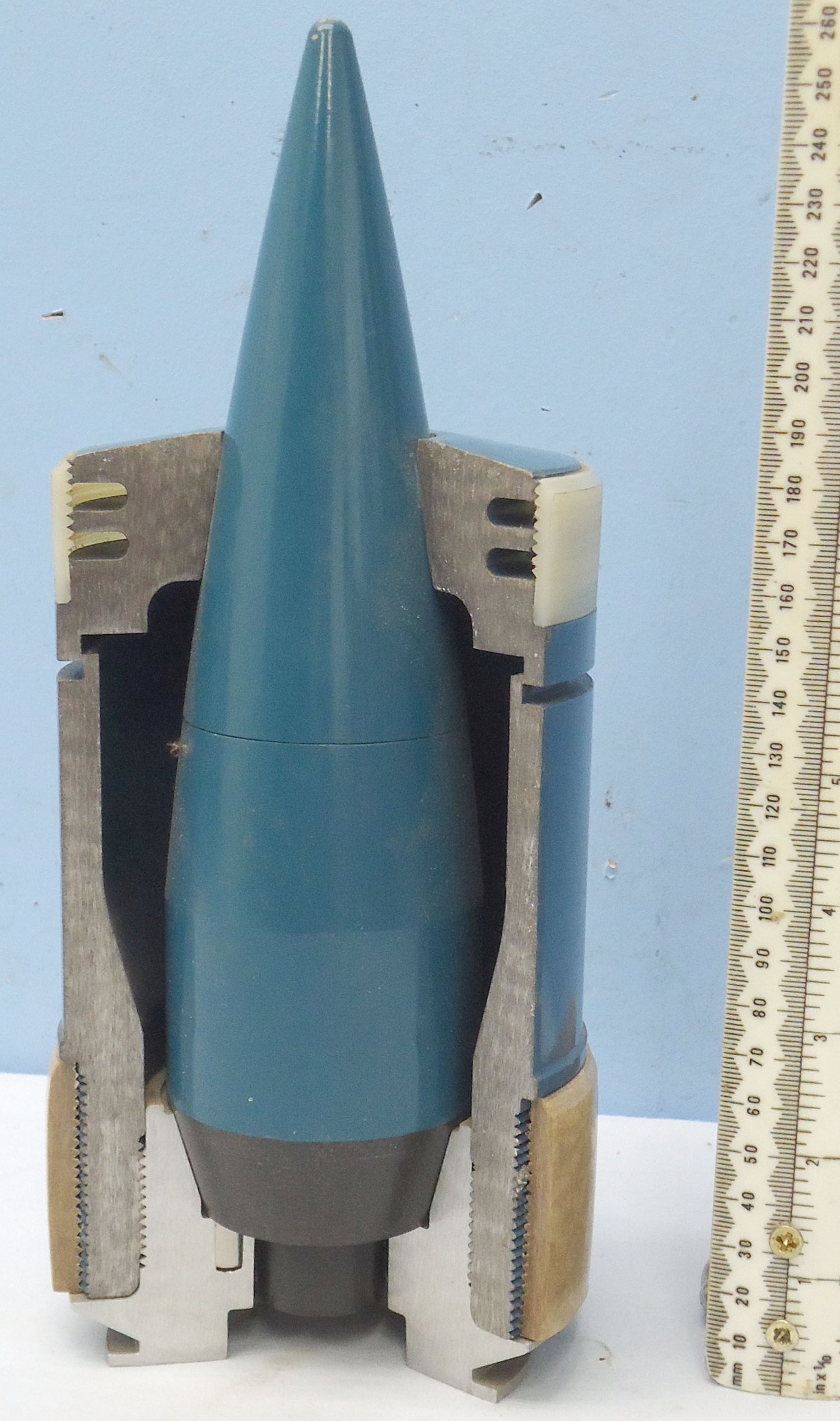 DEACTIVATED INERT. MINT. British, Quarter Sectioned 105mm (105x617R) APDS/T (Armour Piercing, Discarding Sabot/Trace) Practice Projectile. - O 2277 DEACTIVATED INERT. MINT. British, Quarter Sectioned 105mm (105x617R) APDS/T (Armour Piercing, Discarding Sabot/Trace) Practice Projectile. - O 2277  Other Ammunition - {CATEGORY} in 