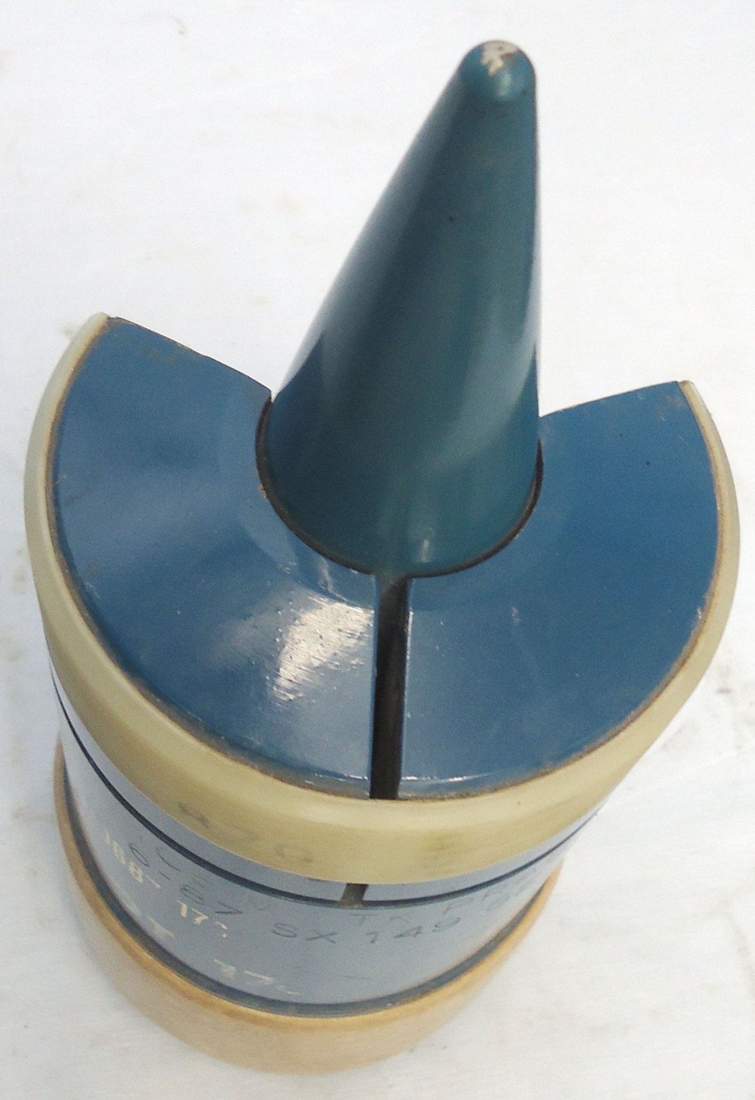 {CATEGORY} - DEACTIVATED INERT. MINT. British, Quarter Sectioned 105mm (105x617R) APDS/T (Armour Piercing, Discarding Sabot/Trace) Practice Projectile. - O 2277 DEACTIVATED INERT. MINT. British, Quarter Sectioned 105mm (105x617R) APDS/T (Armour Piercing, Discarding Sabot/Trace) Practice Projectile. - O 2277  Other Ammunition in 