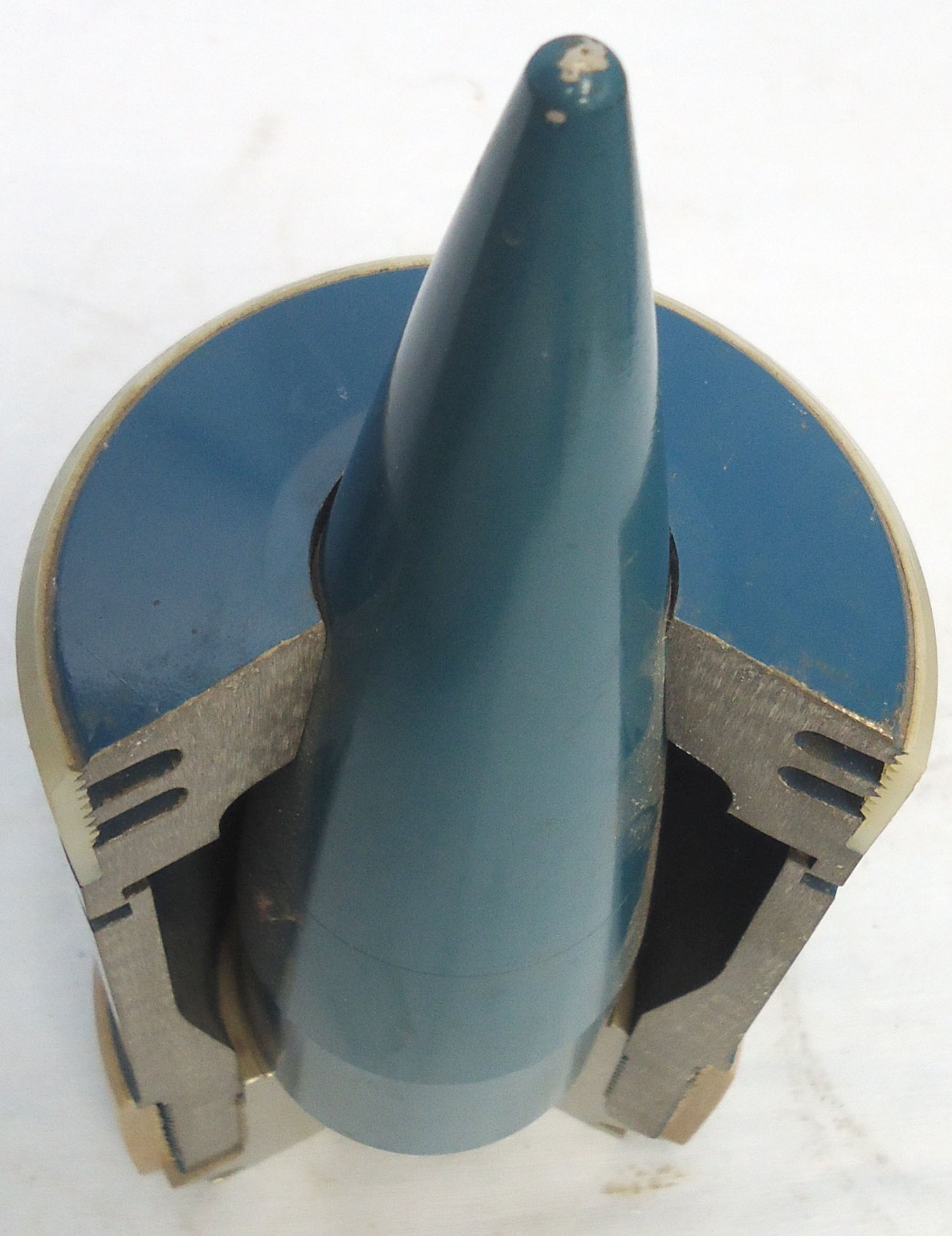 DEACTIVATED INERT. MINT. British, Quarter Sectioned 105mm (105x617R) APDS/T (Armour Piercing, Discarding Sabot/Trace) Practice Projectile. - O 2277 DEACTIVATED INERT. MINT. British, Quarter Sectioned 105mm (105x617R) APDS/T (Armour Piercing, Discarding Sabot/Trace) Practice Projectile. - O 2277  Other Ammunition 