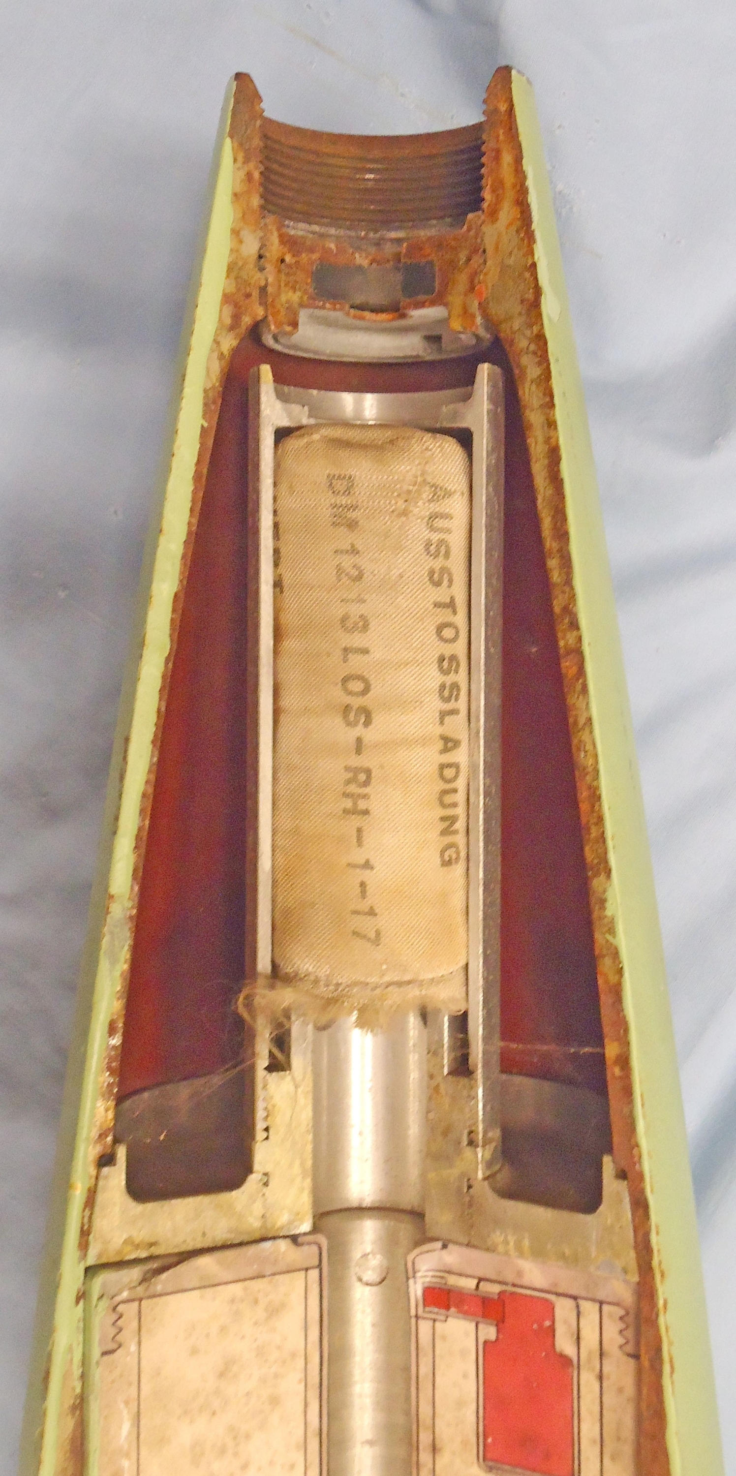 INERT DEACTIVATED. Rare, Unfired, 155MM NATO FH70 Quarter Sectioned Instruction Smoke Projectile. - O 1996 INERT DEACTIVATED. Rare, Unfired, 155MM NATO FH70 Quarter Sectioned Instruction Smoke Projectile. - O 1996  Other Ammunition