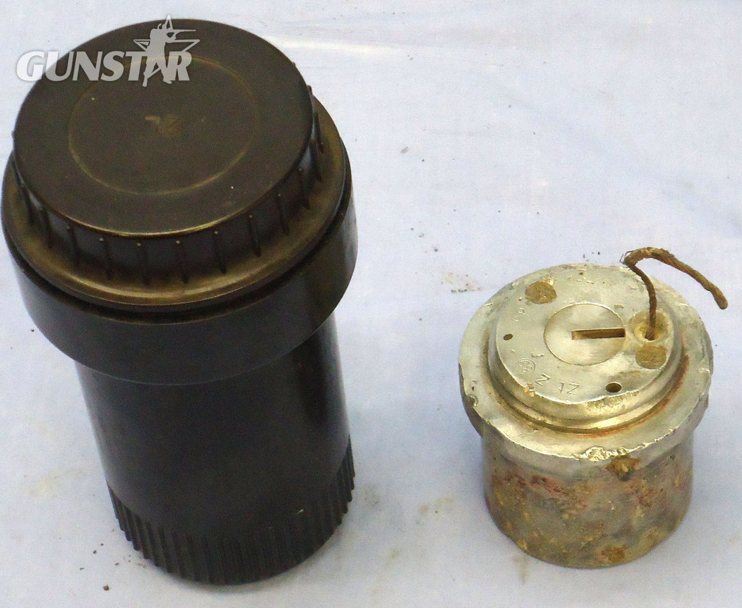 INERT DEACTIVATED, WW2, German No.89 ZtZ 89 Mechanical Time Aerial Burst Bomb Fuze And Bakelite Transit Container. - O 2146 INERT DEACTIVATED, WW2, German No.89 ZtZ 89 Mechanical Time Aerial Burst Bomb Fuze And Bakelite Transit Container. - O 2146  Other Ammunition - {CATEGORY} in 