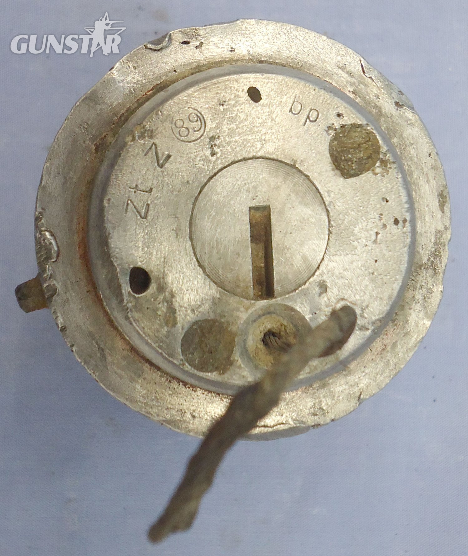 INERT DEACTIVATED, WW2, German No.89 ZtZ 89 Mechanical Time Aerial Burst Bomb Fuze And Bakelite Transit Container. - O 2146 INERT DEACTIVATED, WW2, German No.89 ZtZ 89 Mechanical Time Aerial Burst Bomb Fuze And Bakelite Transit Container. - O 2146  Other Ammunition - {CATEGORY}