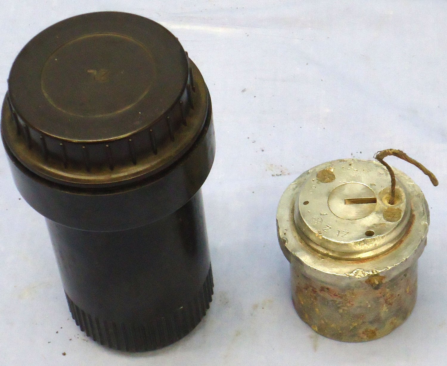 INERT DEACTIVATED, WW2, German No.89 ZtZ 89 Mechanical Time Aerial Burst Bomb Fuze And Bakelite Transit Container. - O 2146 INERT DEACTIVATED, WW2, German No.89 ZtZ 89 Mechanical Time Aerial Burst Bomb Fuze And Bakelite Transit Container. - O 2146  Other Ammunition - {CATEGORY} in 