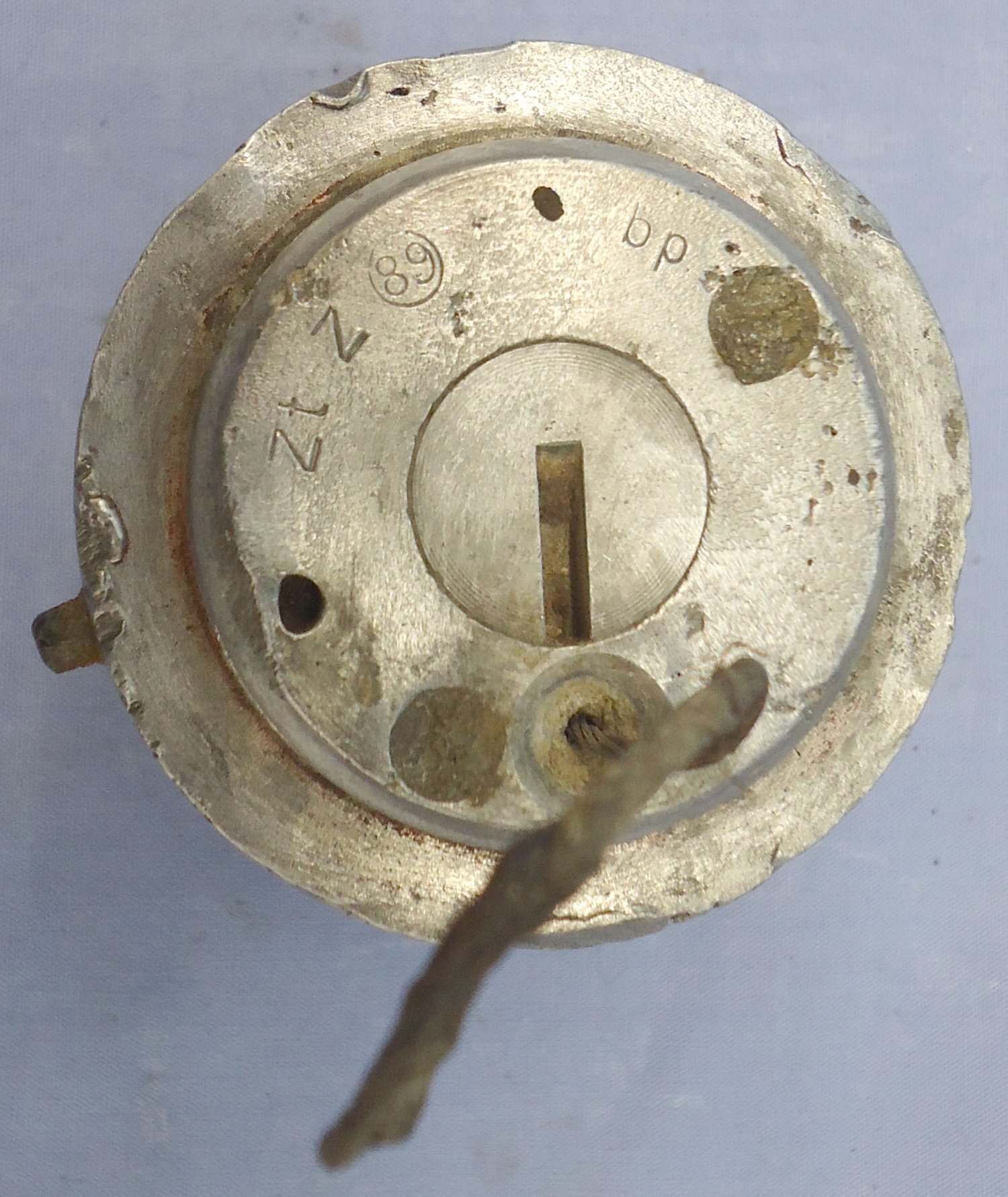 INERT DEACTIVATED, WW2, German No.89 ZtZ 89 Mechanical Time Aerial Burst Bomb Fuze And Bakelite Transit Container. - O 2146 INERT DEACTIVATED, WW2, German No.89 ZtZ 89 Mechanical Time Aerial Burst Bomb Fuze And Bakelite Transit Container. - O 2146  Other Ammunition - {CATEGORY}