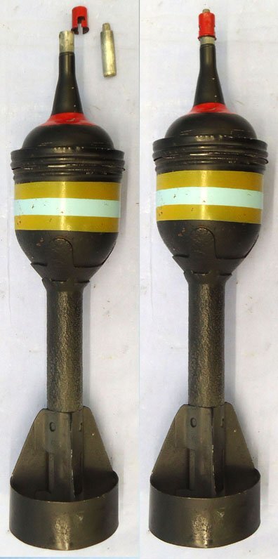  INERT DEACTIVATED. British WW2, PIAT (Projector Infantry Anti-tank) HEAT (High Explosive Anti Tank) Round & Fuze. - O 2252 INERT DEACTIVATED. British WW2, PIAT (Projector Infantry Anti-tank) HEAT (High Explosive Anti Tank) Round & Fuze. - O 2252  Other Ammunition