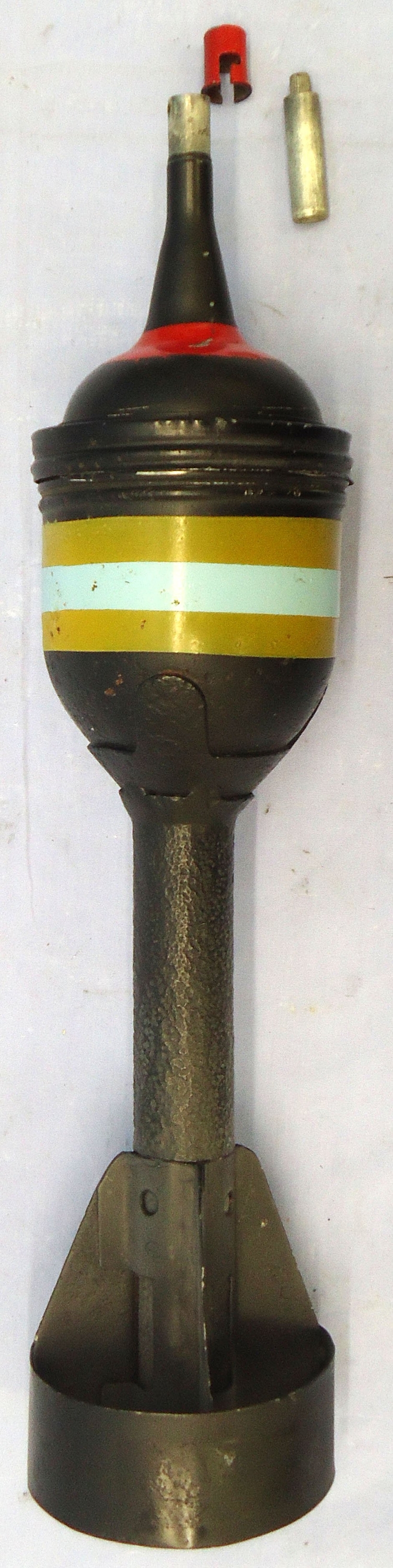 INERT DEACTIVATED. British WW2, PIAT (Projector Infantry Anti-tank) HEAT (High Explosive Anti Tank) Round & Fuze. - O 2252 INERT DEACTIVATED. British WW2, PIAT (Projector Infantry Anti-tank) HEAT (High Explosive Anti Tank) Round & Fuze. - O 2252  Other Ammunition 