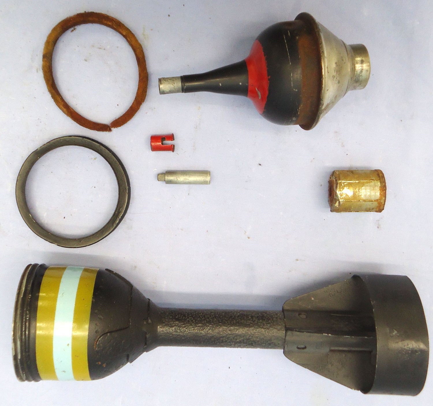 {CATEGORY} - INERT DEACTIVATED. British WW2, PIAT (Projector Infantry Anti-tank) HEAT (High Explosive Anti Tank) Round & Fuze. - O 2252 INERT DEACTIVATED. British WW2, PIAT (Projector Infantry Anti-tank) HEAT (High Explosive Anti Tank) Round & Fuze. - O 2252  Other Ammunition in 