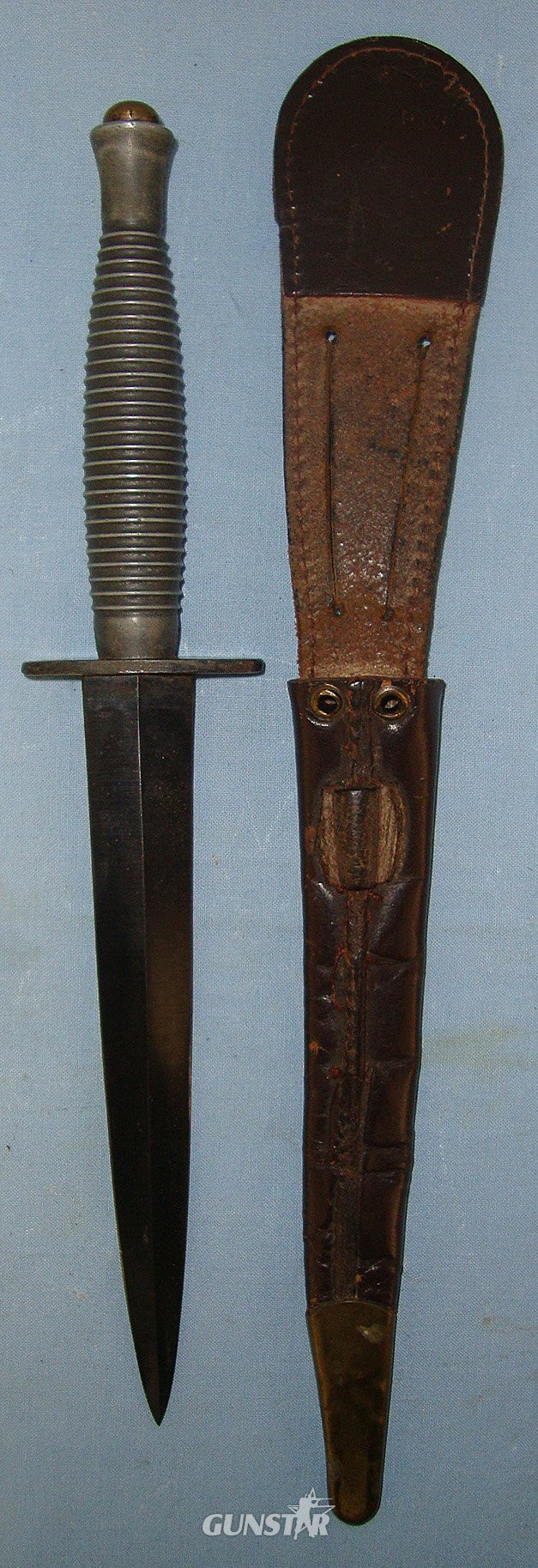  BRITISH WARTIME STOCK EXPORT TO USA FOR ISSUE TO AIRBORNE & RANGERS**WW2 Era British Alloy Hilt 3rd Pattern Fairbairn Sykes FS Commando Fighting Knife With Number 2 Mould Mark & Cross Guard Stamped ‘England’ & Scabbard. ED 3051 Knive
