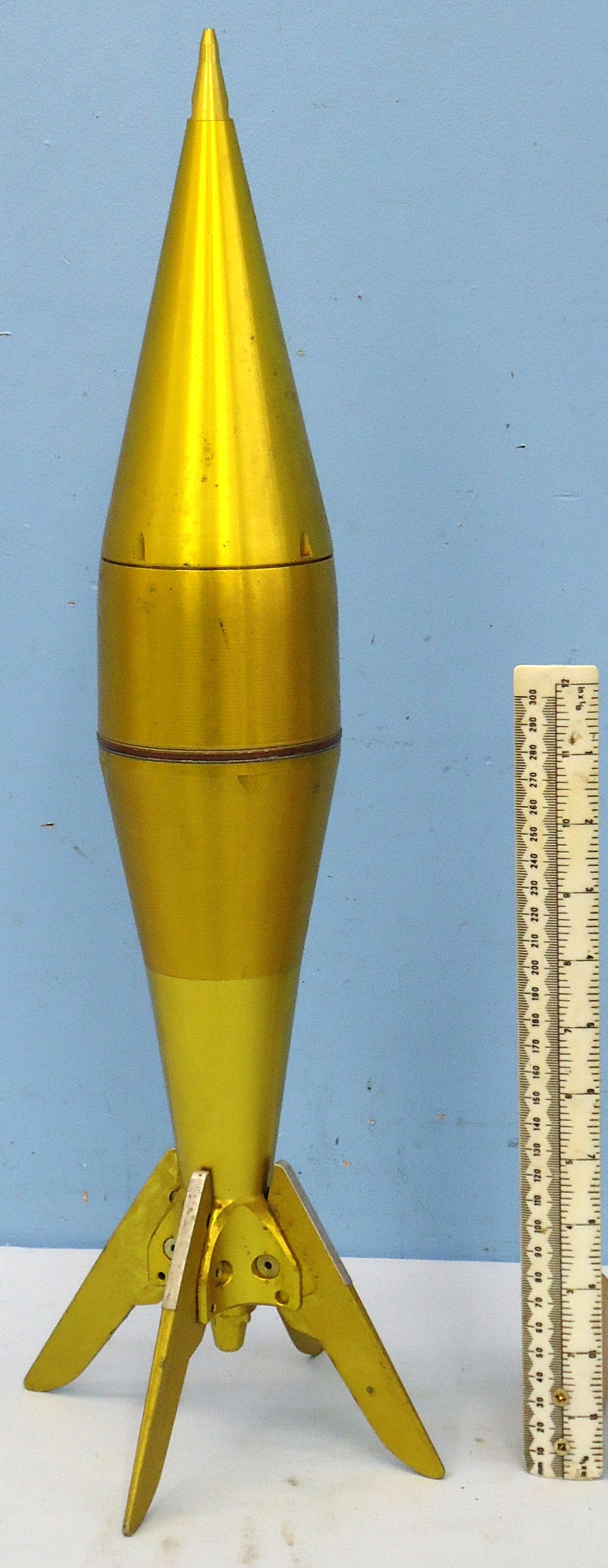 INERT DEACTIVATED. Rare, Early, Unfired, Cockerell 90mm gun (90x352) HEAT (High Explosive Anti-Tank) (Fin Stabilised, Hollow Charge) Round, Factory Display/Instructional Projectile for the Cockerell Mk3-MA1 90mm gun. - O 2272 INERT DEACTIVATED. Rare, Early, Unfired, Cockerell 90mm gun (90x352) HEAT (High Explosive Anti-Tank) (Fin Stabilised, Hollow Charge) Round, Factory Display/Instructional Projectile for the Cockerell Mk3-MA1 90mm gun. - O 2272  Other Ammunition - {CATEGORY} in 