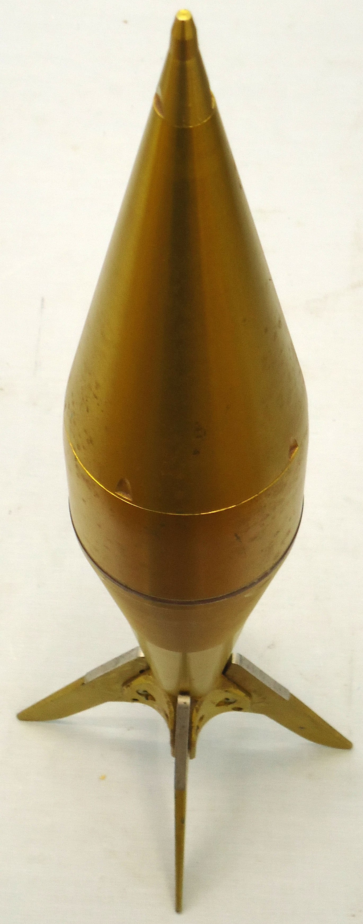 INERT DEACTIVATED. Rare, Early, Unfired, Cockerell 90mm gun (90x352) HEAT (High Explosive Anti-Tank) (Fin Stabilised, Hollow Charge) Round, Factory Display/Instructional Projectile for the Cockerell Mk3-MA1 90mm gun. - O 2272 INERT DEACTIVATED. Rare, Early, Unfired, Cockerell 90mm gun (90x352) HEAT (High Explosive Anti-Tank) (Fin Stabilised, Hollow Charge) Round, Factory Display/Instructional Projectile for the Cockerell Mk3-MA1 90mm gun. - O 2272  Other Ammunition - {CATEGORY}