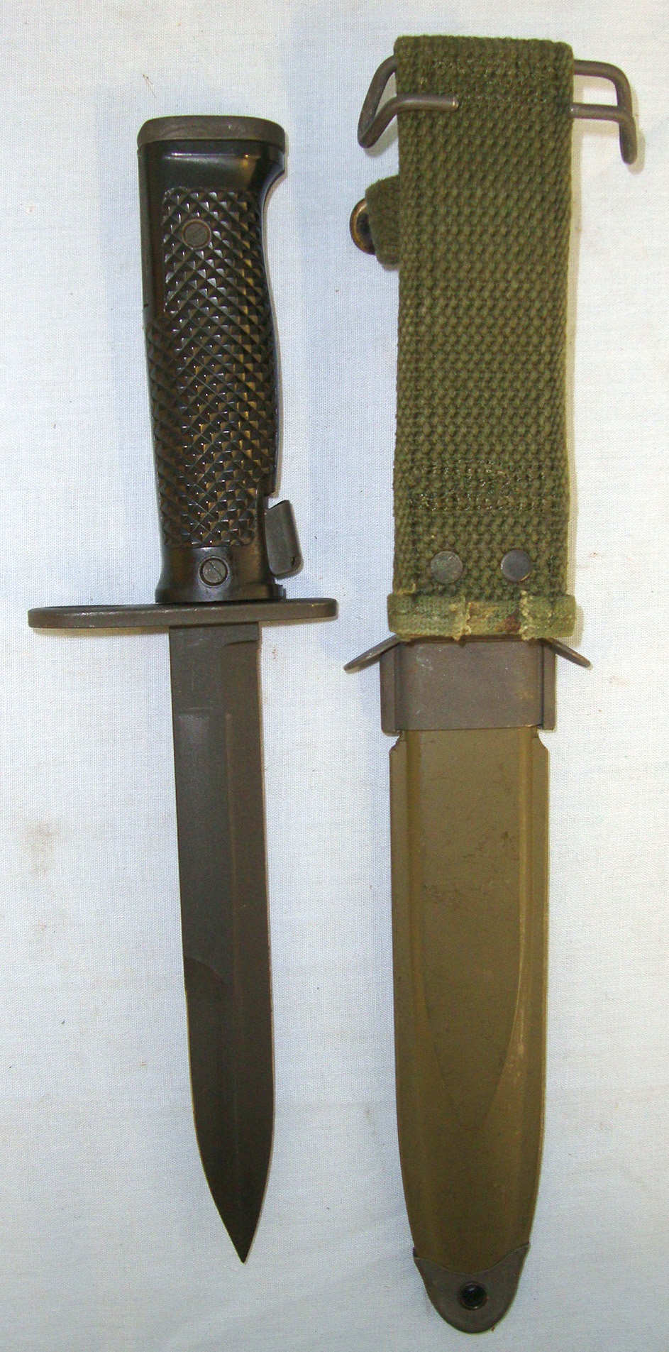  RARE**MINT**VIETNAM WAR ERA**U.S Army M6 Bayonet By Imperial And M8A1 Scabbard With Integral Frog By PWH (Pennsylvania Working Home For The Blind). Sn 20204 Bayonet