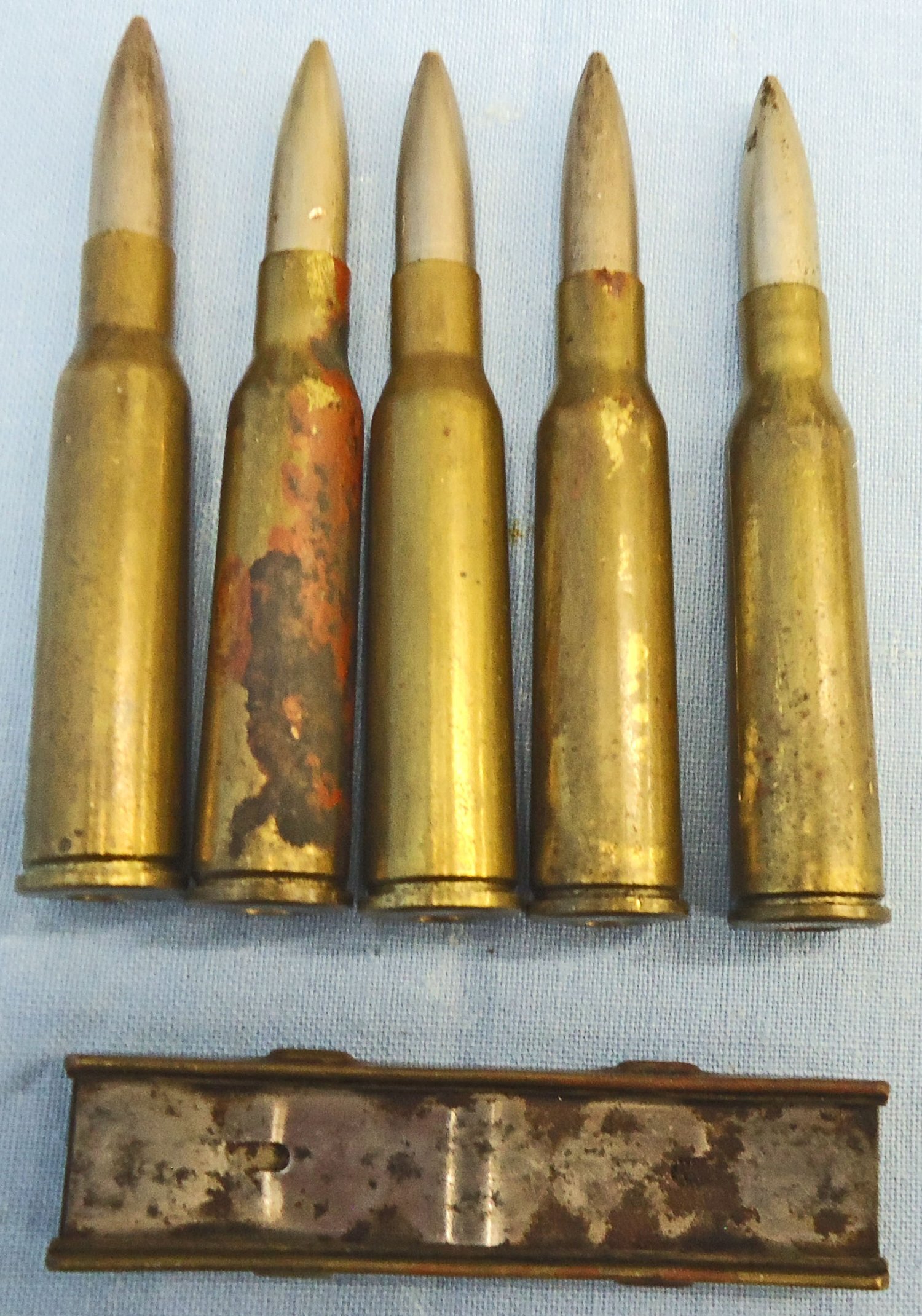 INERT DEACTIVATED. WW2, Japanese 6.5mm (6.5x50SR) Arisaka 5 Ball Rounds in a Brass and Steel Stripper Clip. O 2311 INERT DEACTIVATED. WW2, Japanese 6.5mm (6.5x50SR) Arisaka 5 Ball Rounds in a Brass and Steel Stripper Clip. O 2311 Various Other Ammunition - {CATEGORY}
