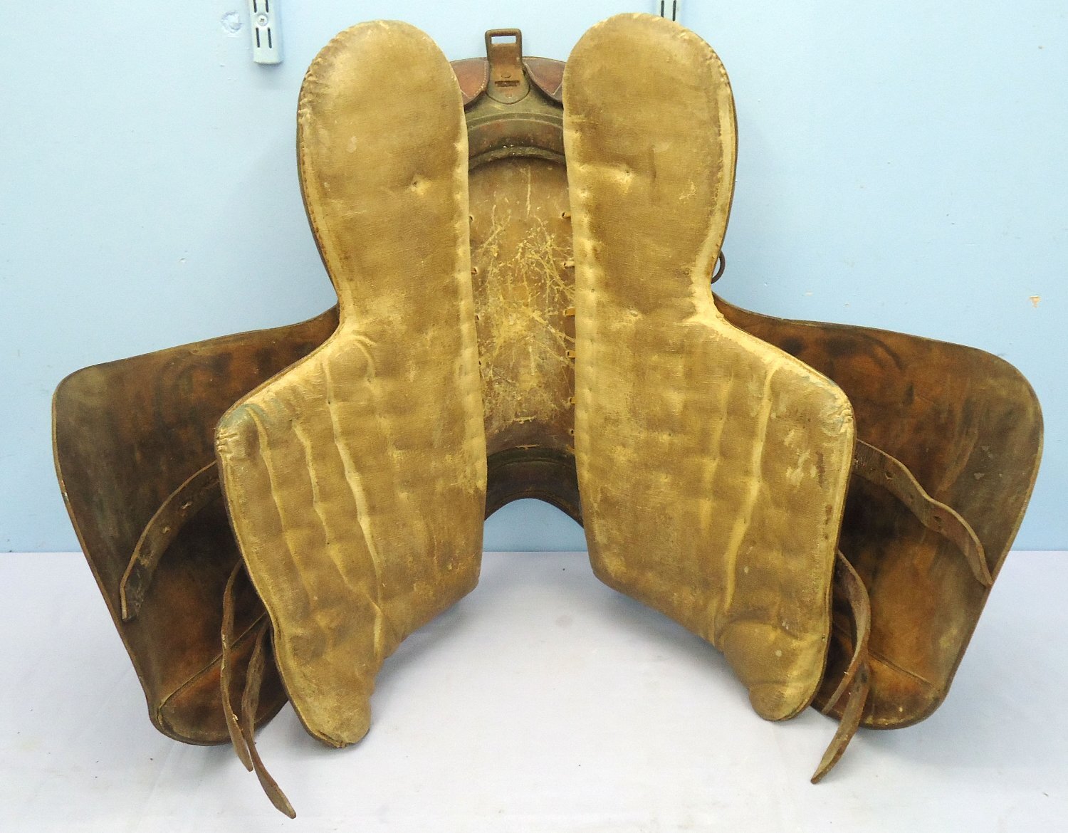 German, 1936 Dated, Military Leather Cavalry Saddle. - L 158 German, 1936 Dated, Military Leather Cavalry Saddle. - L 158 Antique & Militaria