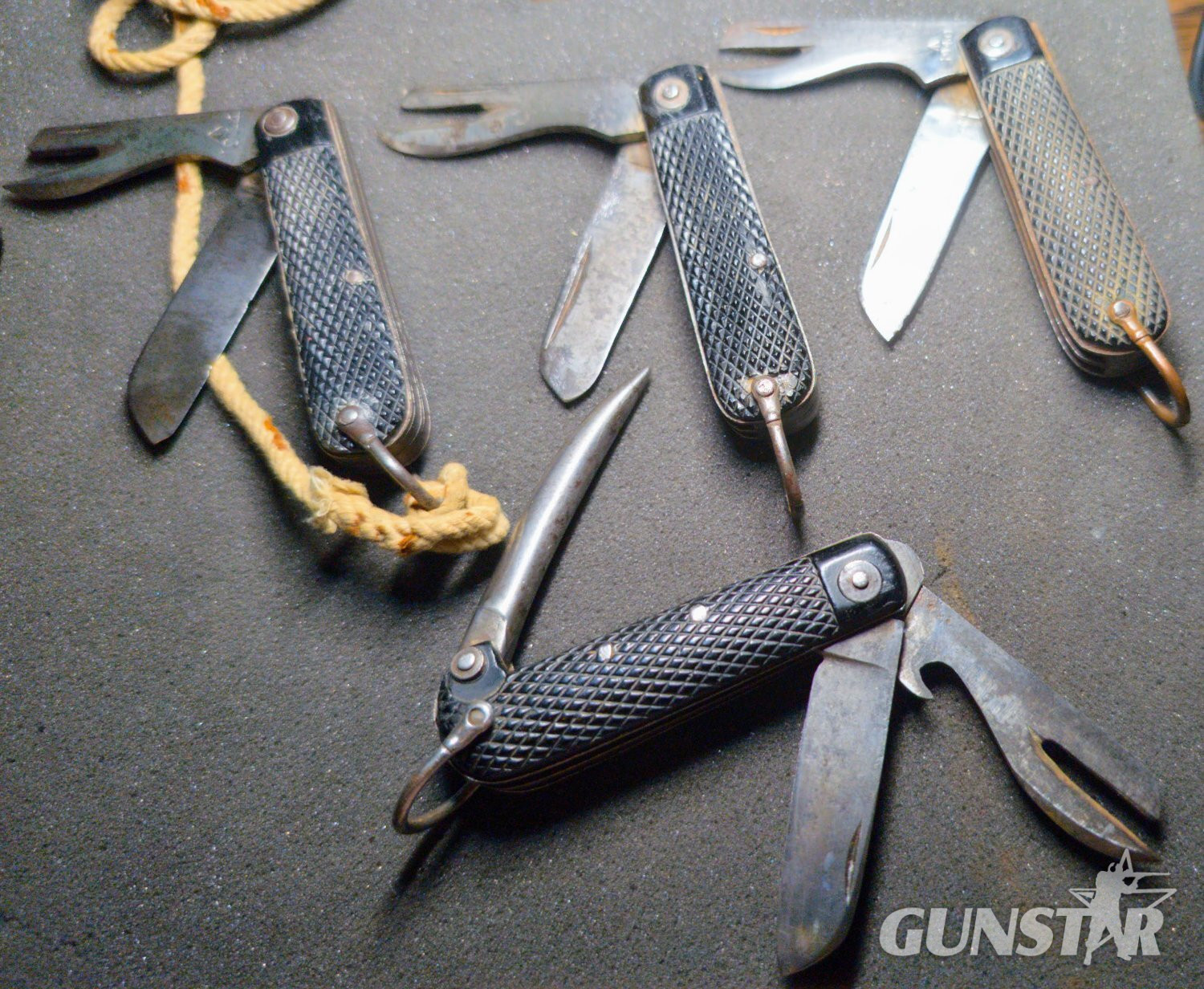 4 x WWII British military clasp knives Knive