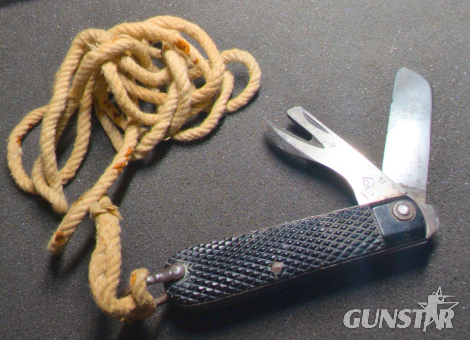 {CATEGORY} - 4 x WWII British military clasp knives Knive