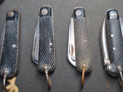 4 x WWII British military clasp knives Knive