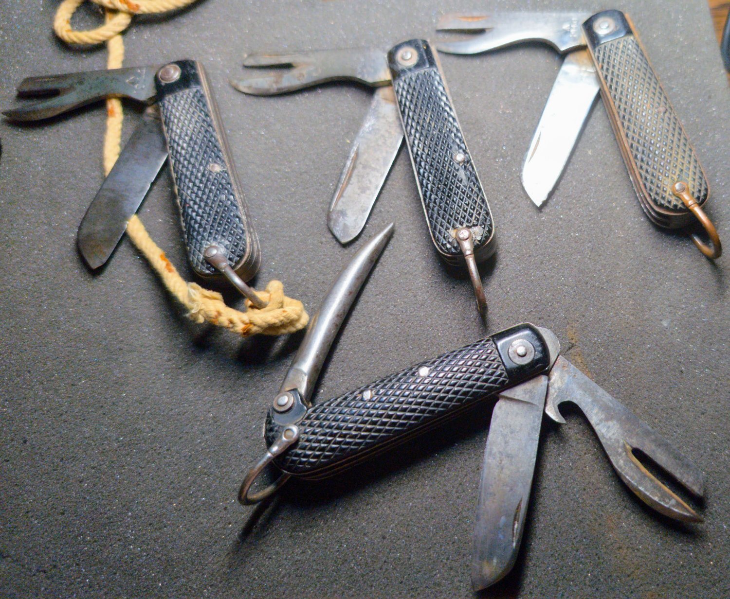 4 x WWII British military clasp knives Knive