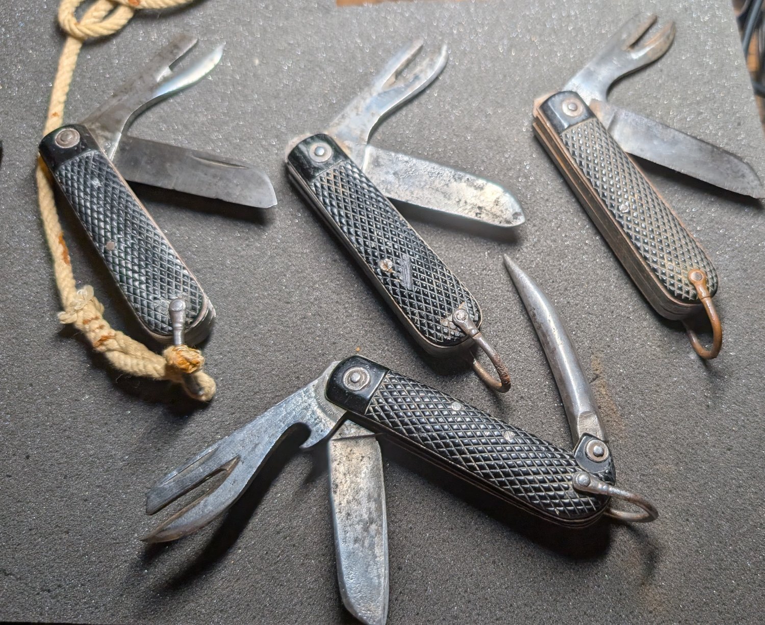 4 x WWII British military clasp knives Knive - {CATEGORY} in 