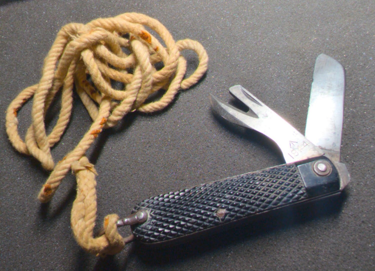 {CATEGORY} - 4 x WWII British military clasp knives Knive