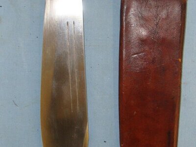 RARE MANUFACTURER**WW2 U.S.M.C. Kinfolks V-44 Combat / Survival Bowie Knife & Scabbard. ED 2544 Knive
