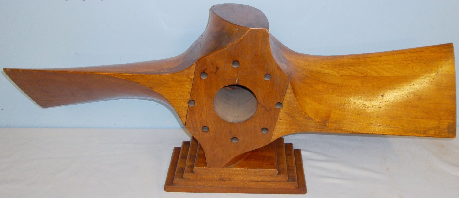 Large Original, WW1 British De Havilland \\\'DH4\\\' Bomber Aircraft Propellor Boss Officer\\\'s Mess Centre Piece with Front Wind \\\'Sestrel\\\' Maritime Clock by Smith & Son Southampton Mounted on Original Propellor Wood Plinth. MISC 809. Large Original, WW1 British De Havilland 'DH4' Bomber Aircraft Propellor Boss Officer's Mess Centre Piece with Front Wind 'Sestrel' Maritime Clock by Smith & Son Southampton Mounted on Original Propellor Wood Plinth. MISC 809. Antique & Militaria
