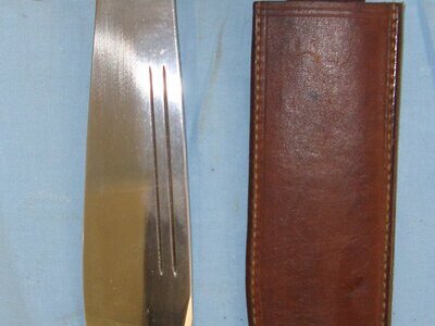 WW2 U.S.M.C. Case Cutlery Co V-44 Combat / Survival Bowie Knife & Scabbard. ED 2560 Knive