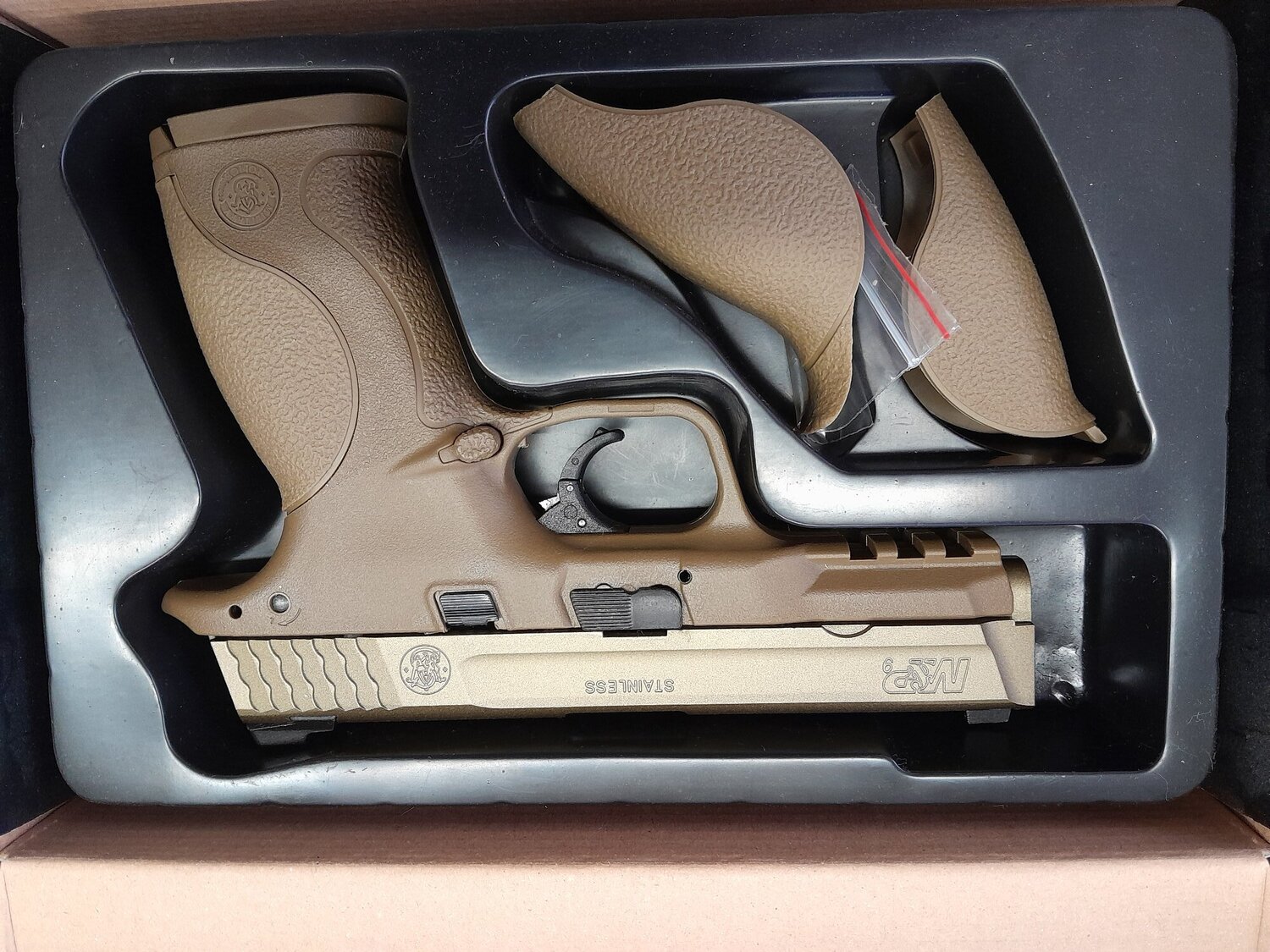 Smith & Wesson M&P 9 6 mm - {CATEGORY} in 