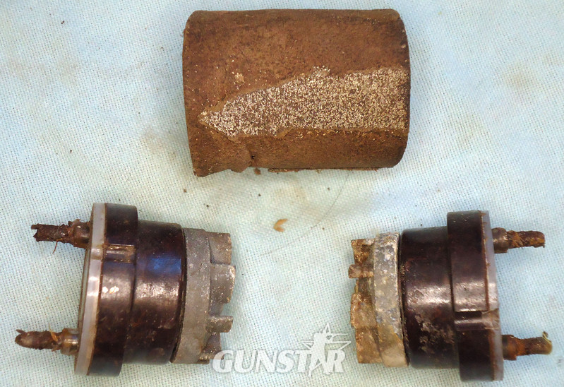 INERT DEACTIVATED. Rare German WW2 Pair Of eAZ 66 A Superfast Nose Fuses In Transit Container With Packing Piece For The SD-4 HL Splitterbomb. - O 1782 INERT DEACTIVATED. Rare German WW2 Pair Of eAZ 66 A Superfast Nose Fuses In Transit Container With Packing Piece For The SD-4 HL Splitterbomb. - O 1782  Other Ammunition - {CATEGORY}