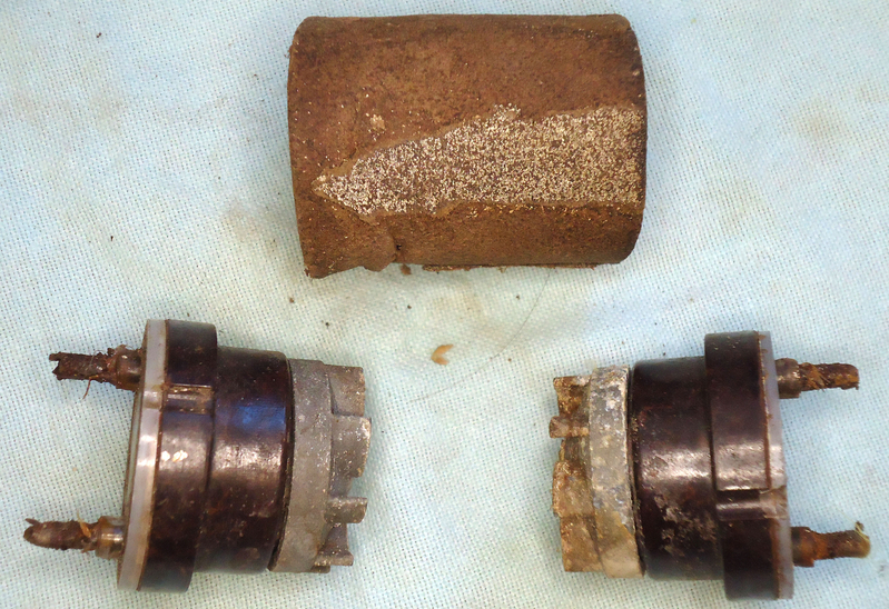 INERT DEACTIVATED. Rare German WW2 Pair Of eAZ 66 A Superfast Nose Fuses In Transit Container With Packing Piece For The SD-4 HL Splitterbomb. - O 1782 INERT DEACTIVATED. Rare German WW2 Pair Of eAZ 66 A Superfast Nose Fuses In Transit Container With Packing Piece For The SD-4 HL Splitterbomb. - O 1782  Other Ammunition - {CATEGORY}