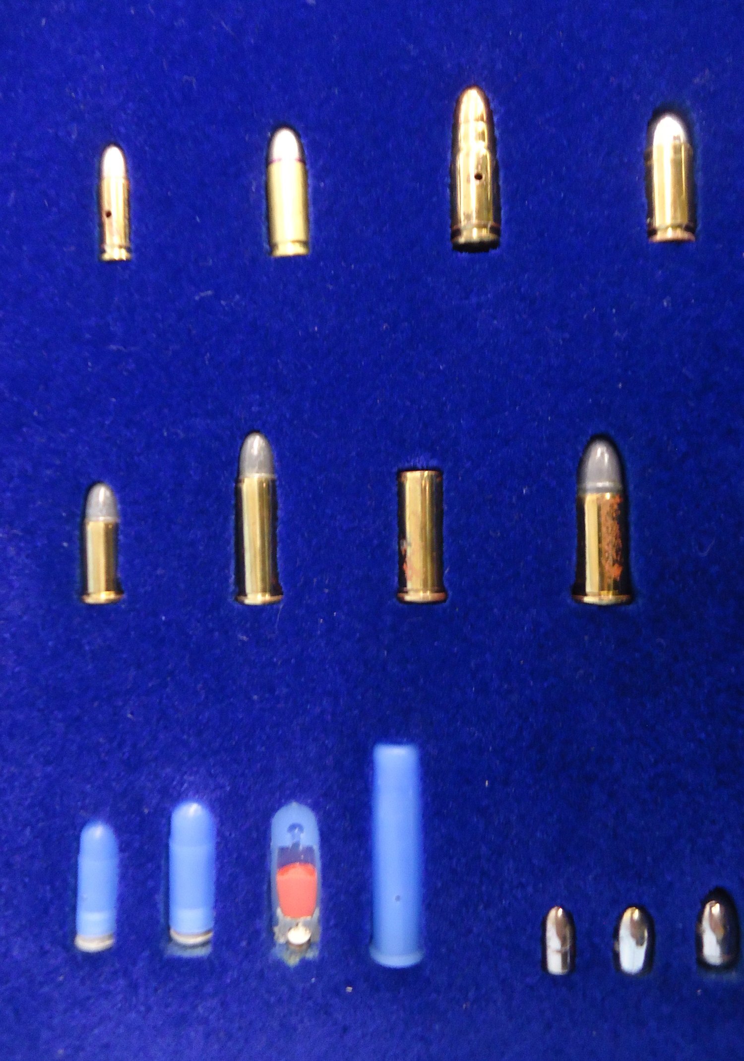 DEACTIVATED INERT Original, Unfired, Factory, Dynamit Nobel Pistol Ammunition Display Case with Rounds. - O 2284 DEACTIVATED INERT Original, Unfired, Factory, Dynamit Nobel Pistol Ammunition Display Case with Rounds. - O 2284 Various Other Ammunition 