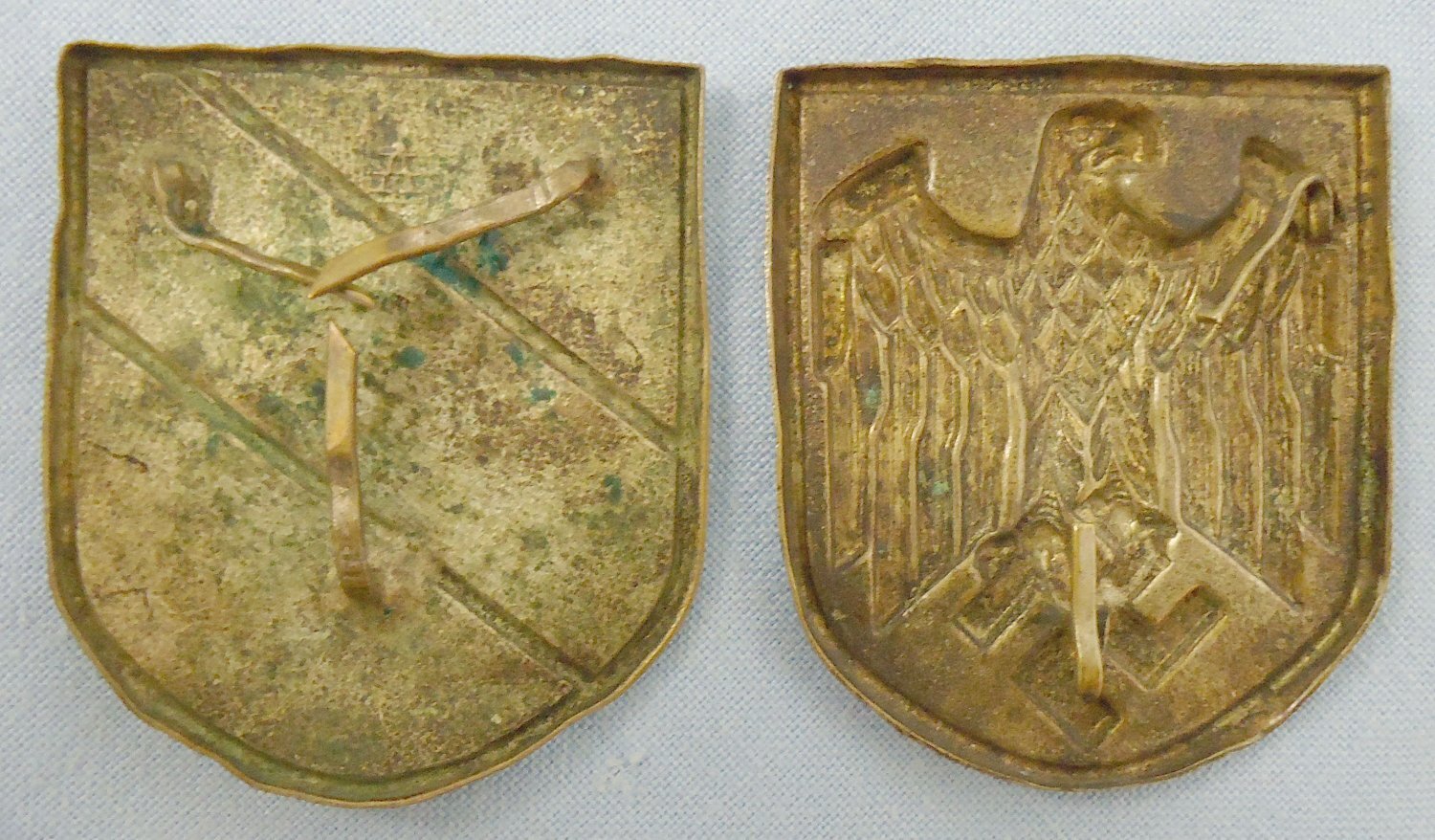  Pair* WWII Afrika Korps Kriegsmarine and Tri-Colour Shield Pith Helmet badges. M 142. Pair* WWII Afrika Korps Kriegsmarine and Tri-Colour Shield Pith Helmet badges. M 142.  Antique & Militaria