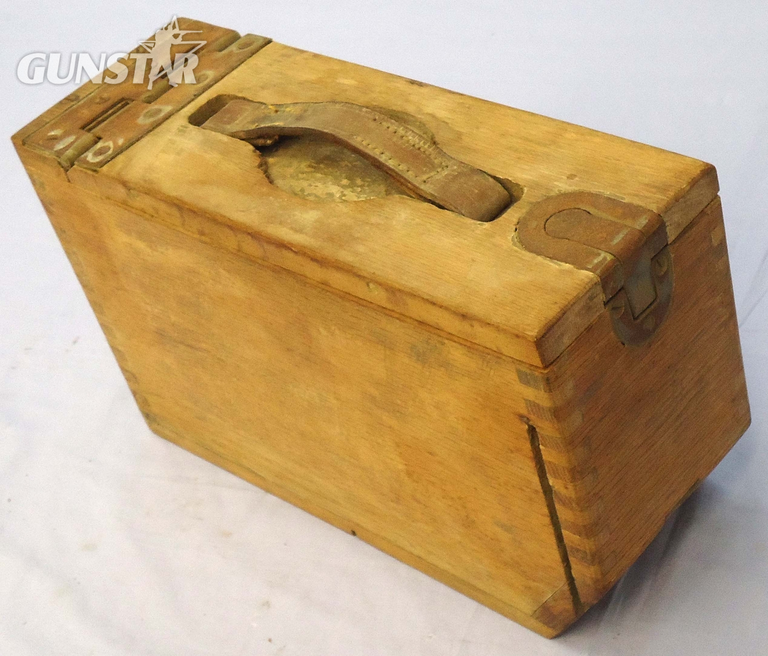 This is a rare American WW1 era wooden ammunition box for the American .30 Cal. M1917 Browning machine gun introduced in World War 1. This finger jointed wooden box has a heavy duty steel hinge which is retained by seven steel screws and a steel pin. The  wooden ammunition box for the American .30 Cal. M1917 Browning machine gun introduced in World War 1. This finger jointed wooden box has a heavy duty steel hinge which is retained by seven steel screws and a steel pin. The steel flush mounted spring loade Other Accessory - {CATEGORY} in 