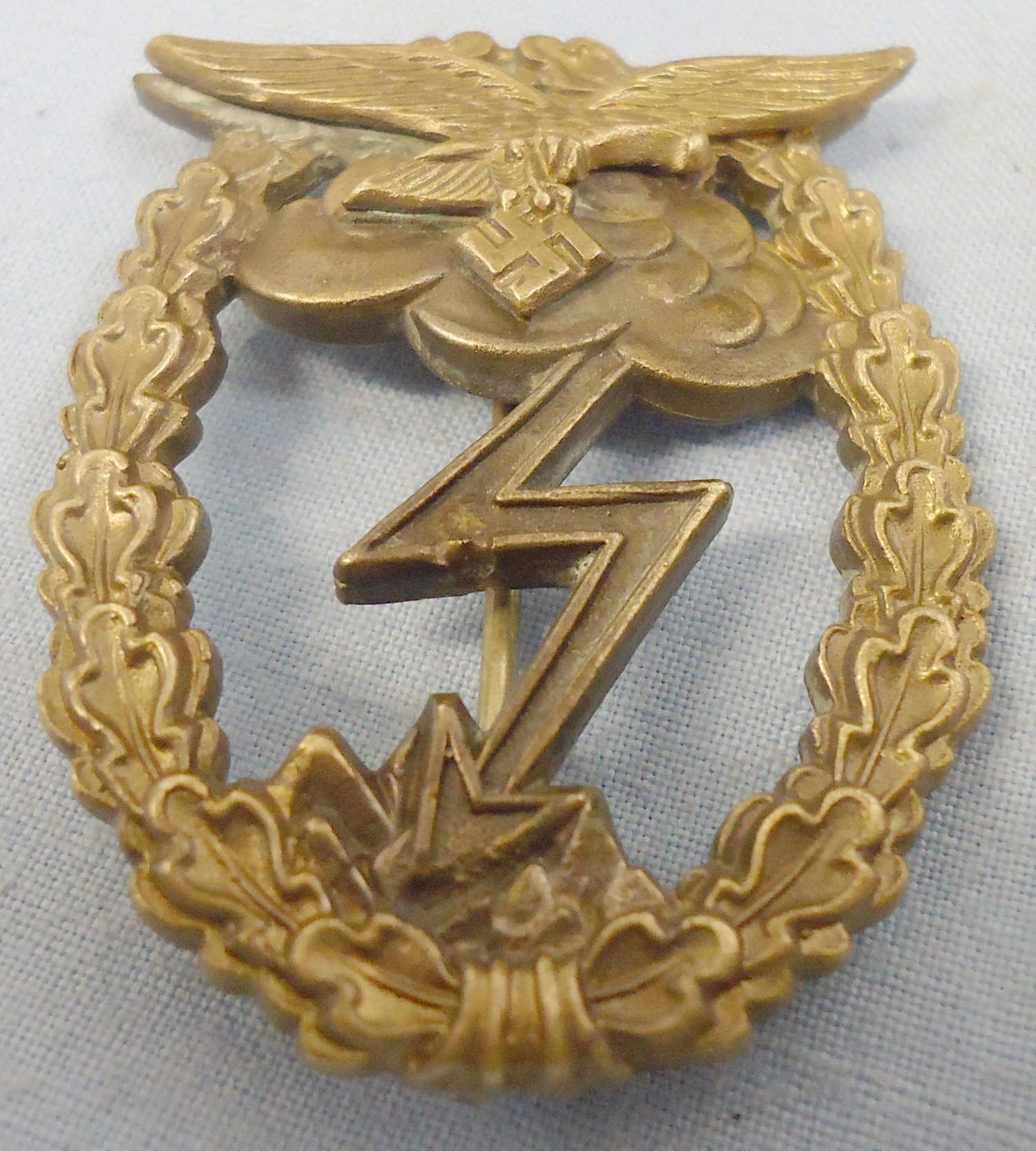  Nazi Luftwaffe WWII Ground Combat Badge by G.H. Osang, Dresden. 22104. Nazi Luftwaffe WWII Ground Combat Badge by G.H. Osang, Dresden. 22104.  Antique & Militaria