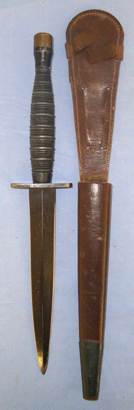 VERY RARE**TEN ROPED RINGS VARIANT**WW2 British Officer’s Private Purchase Ribbed & Roped Alloy Handle Fairbairn Sykes FS Commando Fighting Knife & Scabbard. Sn 21967:3 Knive