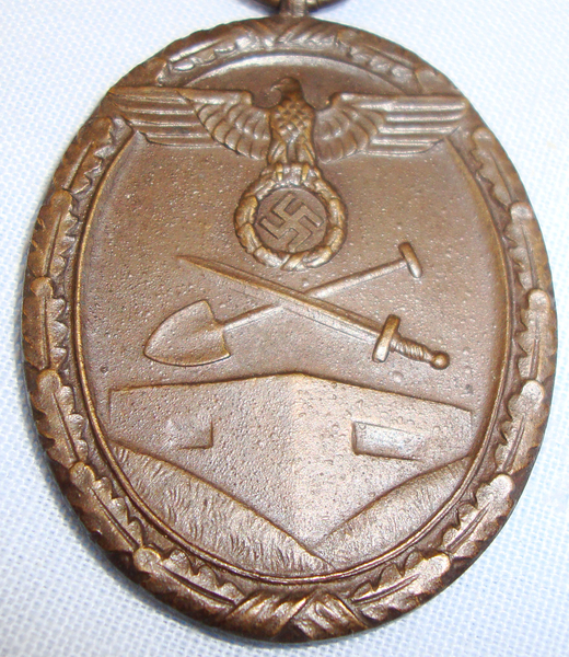 WWII Nazi Issue West Wall Medal and Ribbon. N 113. WWII Nazi Issue West Wall Medal and Ribbon. N 113. Antique & Militaria