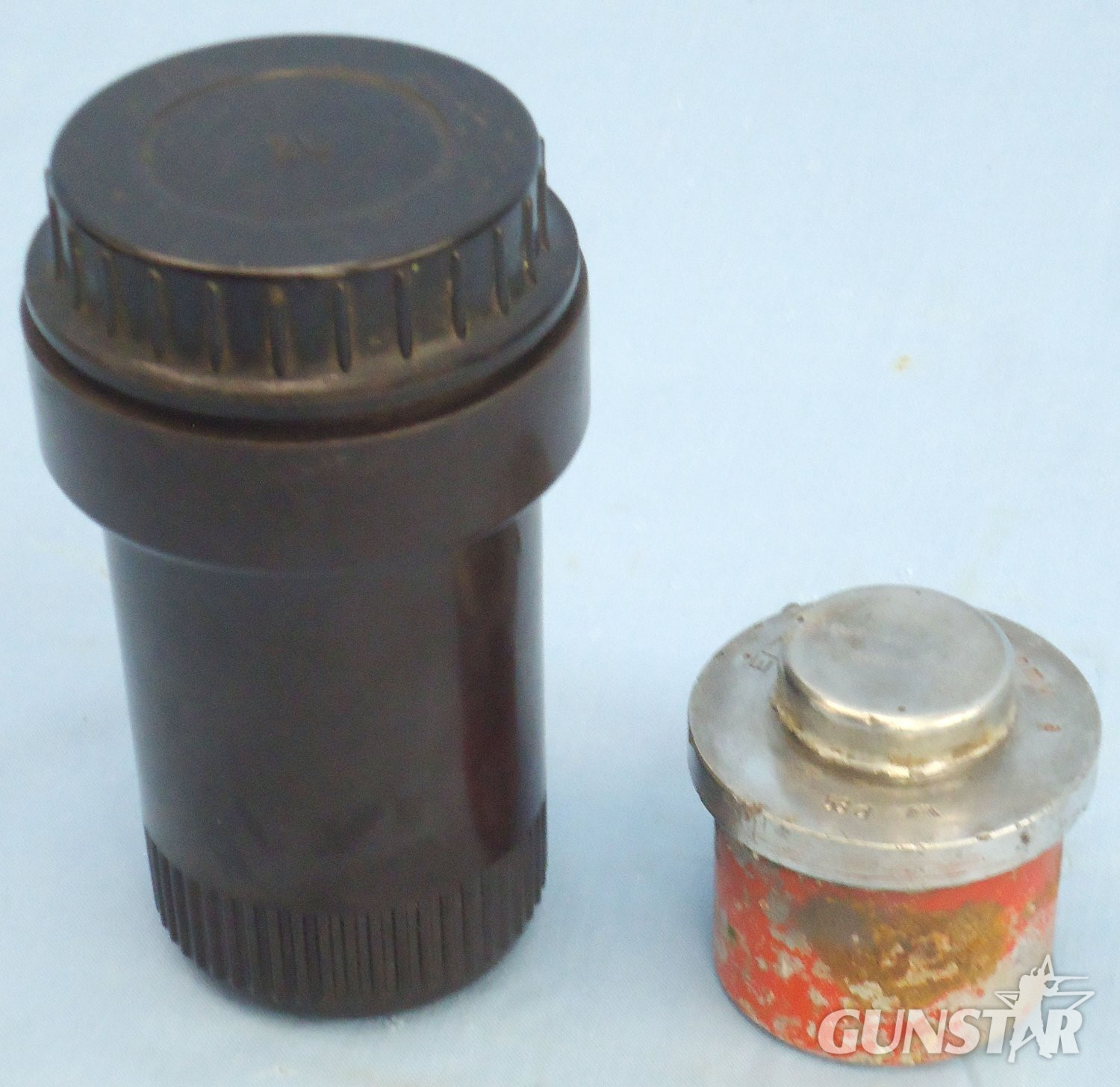 INERT DEACTIVATED, WW2, German No 79A, EiZtZ 79A Electrical Pyrotechnic Bomb Fuze, Safety Cap & Bakelite Transit Container. - O 2211 INERT DEACTIVATED, WW2, German No 79A, EiZtZ 79A Electrical Pyrotechnic Bomb Fuze, Safety Cap & Bakelite Transit Container. - O 2211  Other Ammunition - {CATEGORY} in 
