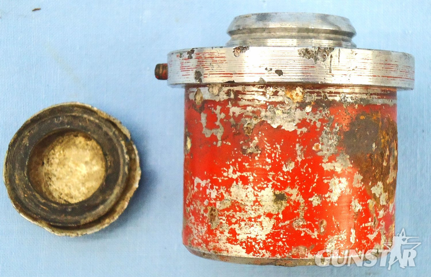 {CATEGORY} - INERT DEACTIVATED, WW2, German No 79A, EiZtZ 79A Electrical Pyrotechnic Bomb Fuze, Safety Cap & Bakelite Transit Container. - O 2211 INERT DEACTIVATED, WW2, German No 79A, EiZtZ 79A Electrical Pyrotechnic Bomb Fuze, Safety Cap & Bakelite Transit Container. - O 2211  Other Ammunition in 