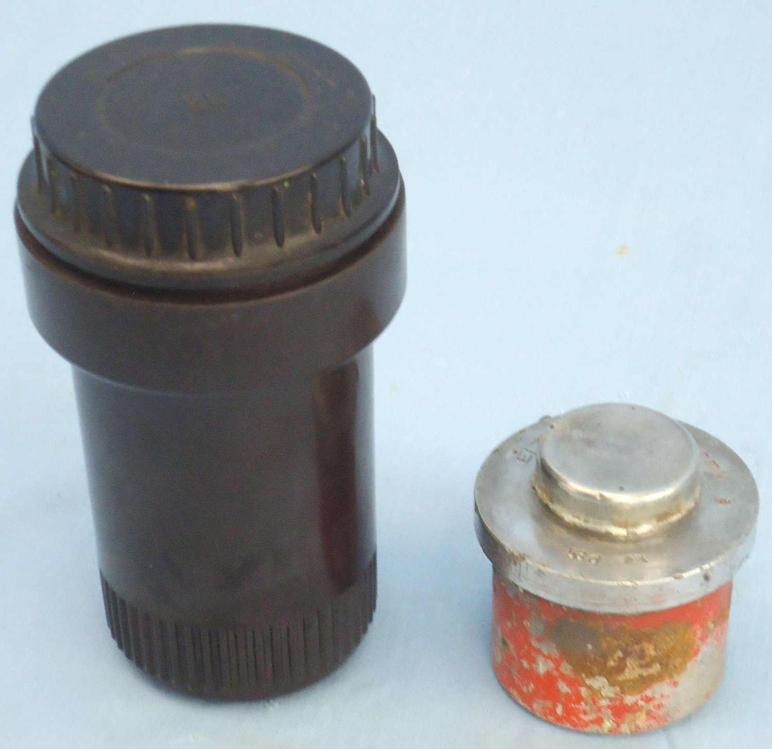INERT DEACTIVATED, WW2, German No 79A, EiZtZ 79A Electrical Pyrotechnic Bomb Fuze, Safety Cap & Bakelite Transit Container. - O 2211 INERT DEACTIVATED, WW2, German No 79A, EiZtZ 79A Electrical Pyrotechnic Bomb Fuze, Safety Cap & Bakelite Transit Container. - O 2211  Other Ammunition - {CATEGORY} in 